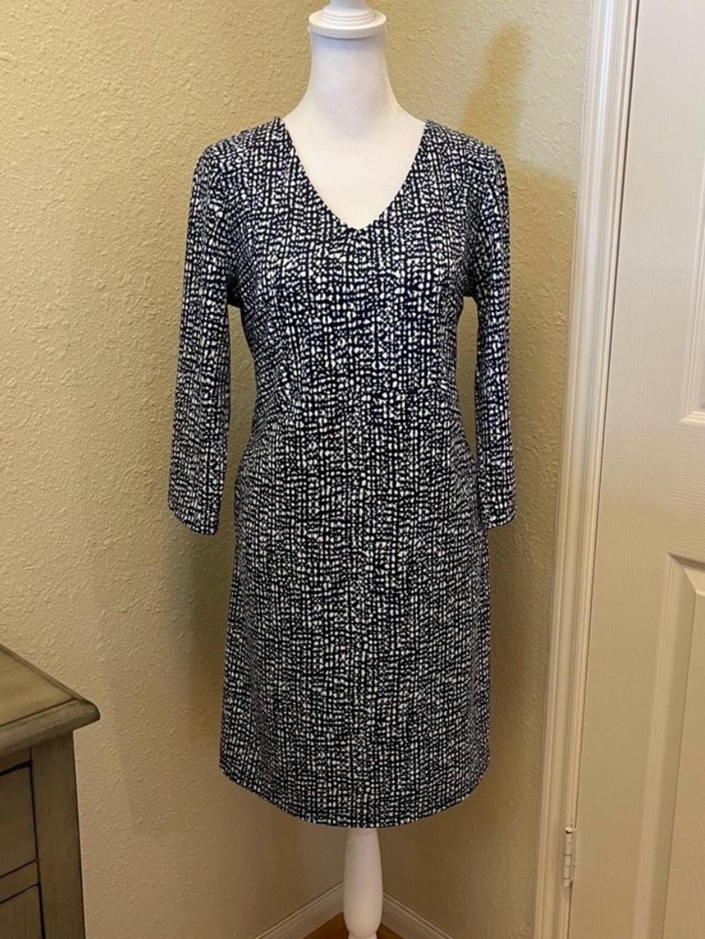 Croft & Barrow Petite Navy White Abstract Print Knit Fitted V-Neck Dress PS